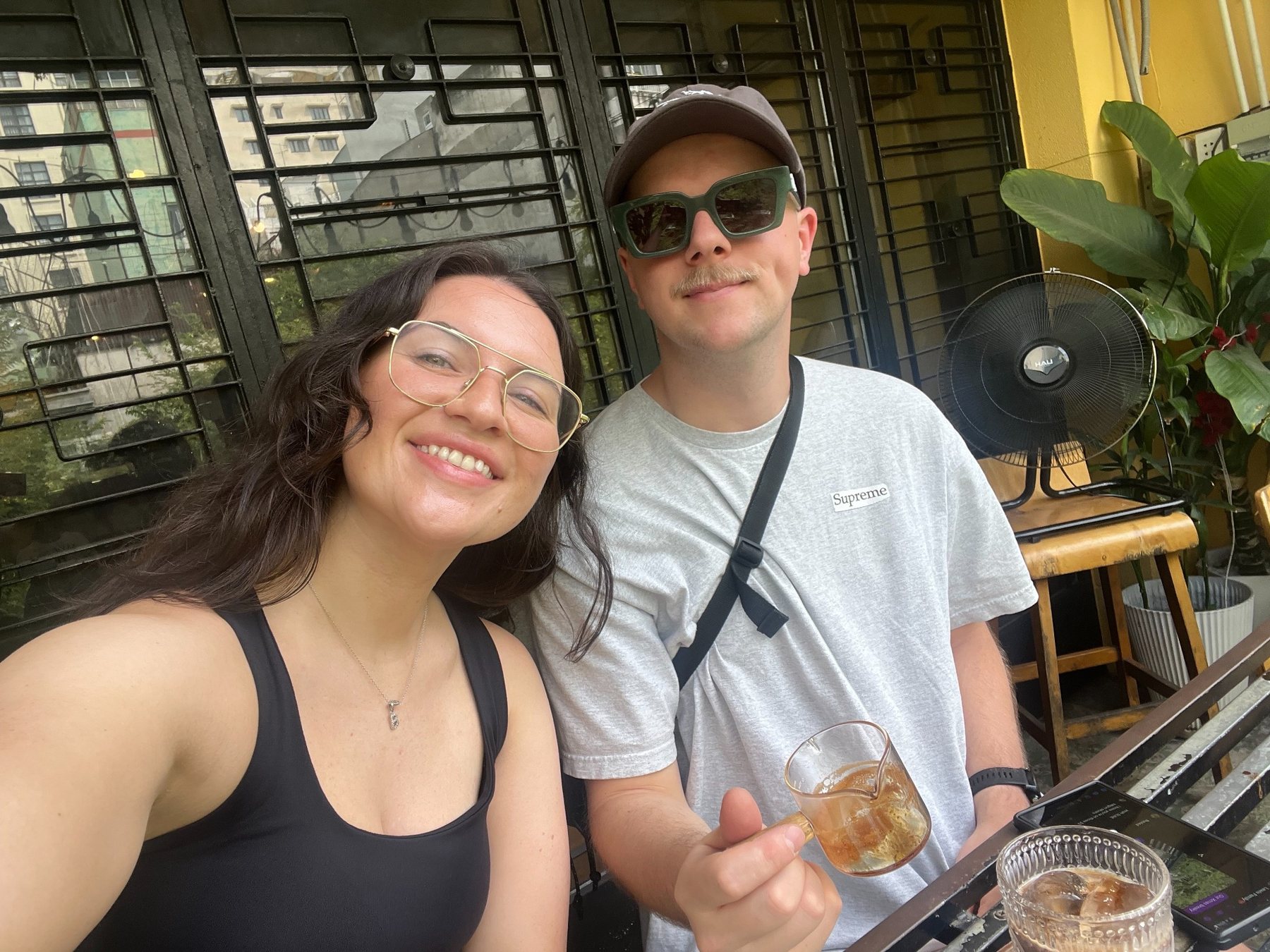 Bianca and Thomas having drinks at a cafe